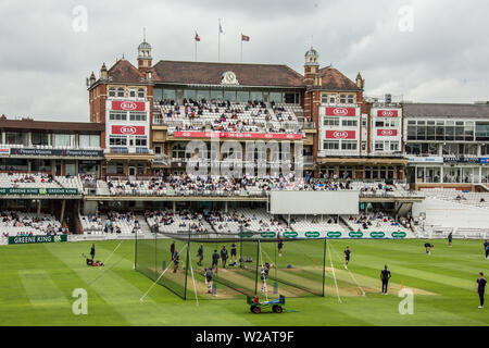 London, Großbritannien. 7. Juli, 2019. Die Spieler warm up vor dem Micky Stewart Mitglieder Pavillon vor dem ersten Tag der Specsavers County Championship Game zwischen Surrey und Kent am Kia Oval. David Rowe/Alamy leben Nachrichten Stockfoto