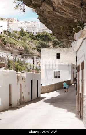 Weiße Häuser in Felsen in Setenil de las Bodegas, Cadiz erbaut, berühmte weiße Stadt (Pueblos Blancos) von Andalusien, Spanien. Touristisches Dorf an einem sonnigen Tag Stockfoto