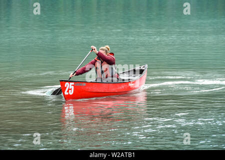 LAKE LOUISE, AB, Kanada - Juni 2018: Person Paddeln ein Kanu auf Lake Louise in Alberta, Kanada. Stockfoto