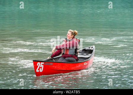 LAKE LOUISE, AB, Kanada - Juni 2018: Person Paddeln ein Kanu auf Lake Louise in Alberta, Kanada. Stockfoto