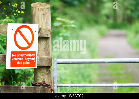 Kein unberechtigter Zugriff über diesen Punkt hinaus Schild am Eingangstor Stockfoto