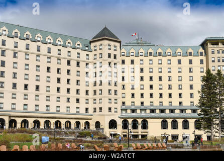 LAKE LOUISE, AB, Kanada - Juni 2018: Weitwinkel Ansicht der Vorderseite des Fairmont Chateau Lake Louise Hotel in Alberta, Kanada. Stockfoto