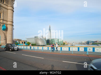 LONDON ENGLAND - 16 Juli 2013; Historische und moderne Architektur von southwalk Bezirk von London von der Tower Bridge. Stockfoto