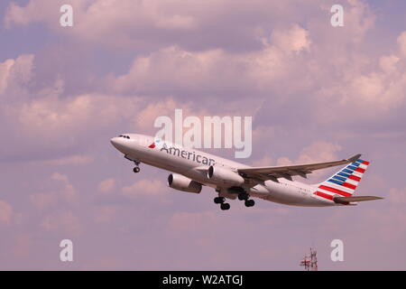 American Airlines Flächen nehmen Sie an der CLT, Charlotte Douglas International Airport, Charlotte, NC Stockfoto