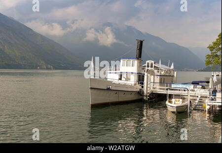 Comer see, Italien - JUNI 2019: Alte Dampf Fahrgastschiff Bisbino dauerhaft Anker in Cadenabbia am Comer See. Es ist jetzt ein Restaurant und Bar Stockfoto