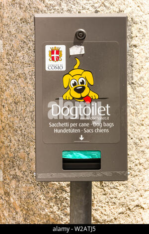 Comer see, Italien - JUNI 2019: Zeichen zeigt ein Wc für Hunde und halten einem Spender für Besitzer von Haustieren bis zu Hund Abfall abholen. Stockfoto