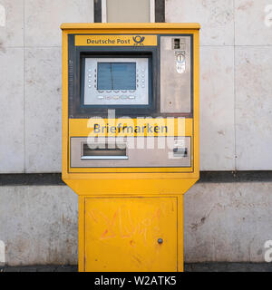 Frankfurt am Main, Deutschland. Juli 2019. Eine automatische Stempel Maschine der Deutschen Post im Zentrum der Stadt Stockfoto