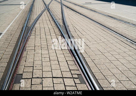 Frankfurt am Main, Deutschland. Juli 2019. Die tram Tracks auf dem Pflaster einer Stadt Straße Stockfoto