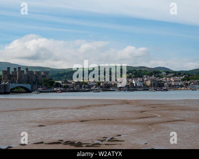 Conwy, Wales, Großbritannien - ein Blick von Conwy Castle und die Stadt von der anderen Seite des Flusses Conwy Stockfoto