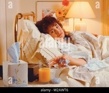Frau krank im Bett Stockfoto