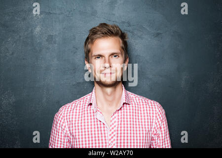 Zuversichtlich Geschäftsmann gegen schwarze Wand Stockfoto