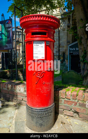 Eine alte Post Box aus der viktorianischen Zeit mit Abzeichen VR für Victoria Regina in der Innenstadt von York Stockfoto