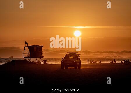 Sonnenuntergang am Strand in Huntington Beach, Kalifornien Stockfoto