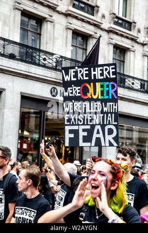 Vom 6. Juli 2019 - Plakat Schild, "Wir sind hier, wir sind queer, wir sind mit existentiellen Angst', London Pride Parade, Großbritannien Stockfoto