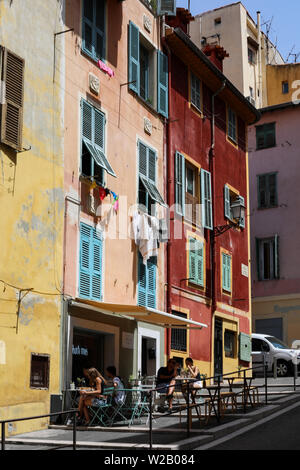 Alte Wohnhäuser in Vieille Ville (Altstadt) von Nizza, Frankreich Stockfoto