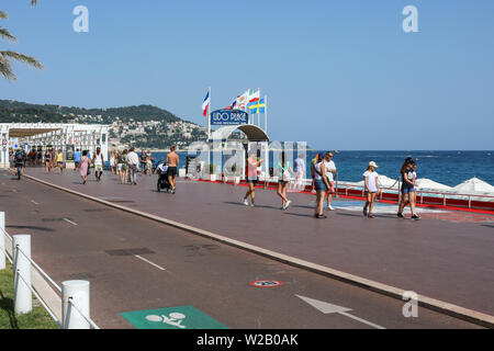 Zufällige Menschen auf der Promenade des Anglais in Nizza Beach Boulevard, Frankreich Stockfoto
