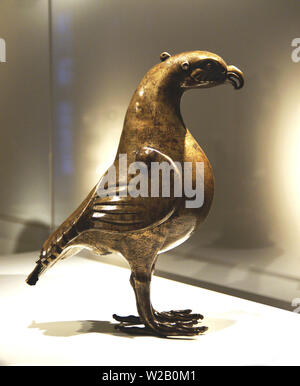 Eagle-shaped aquamanile (ewer). Islamische Kunst, Bronze mit Silber und Kupfer Inlay. Wahrscheinlich aus dem Irak (796-97 AD). Die Eremitage Stockfoto