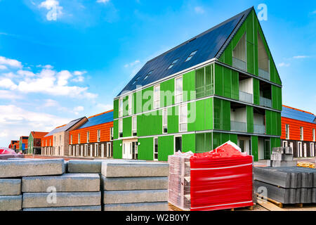 Blick auf die Baustelle. Neue Konstruktion mit Dach Solarzellen Stockfoto