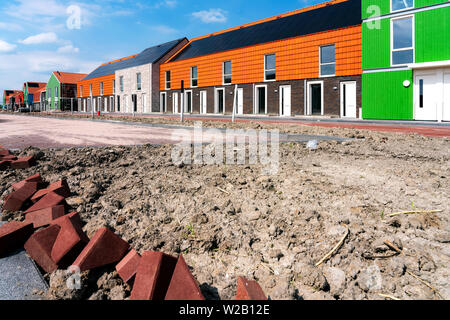 Blick auf die Baustelle. Straße Konstruktionen und neue Gebäude mit Dach Solarzellen Stockfoto