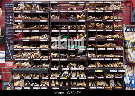 Eine große Auswahl an DRUM Sticks angezeigt für Verkauf an Sam Ash Music Store auf der West 34th Street in Manhattan, New York City. Stockfoto