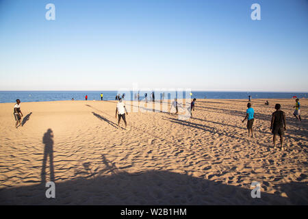 Die afrikanischen Männer am Strand Fußball spielen Stockfoto