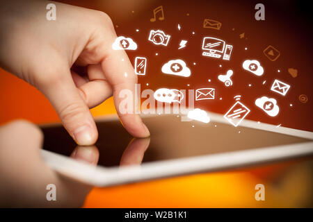 Hand, die Tablette mit Social Media Konzept Stockfoto