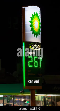 MINNEAPOLIS, Minnesota/USA - Juli 3, 2019: BP-Tankstelle auf einem Minneapolis Sommer Nacht beleuchtet Stockfoto