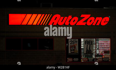 MINNEAPOLIS, Minnesota/USA - Juli 3, 2019: AutoZone unterzeichnen und Store auf eine Minneapolis Sommer Nacht beleuchtet Stockfoto