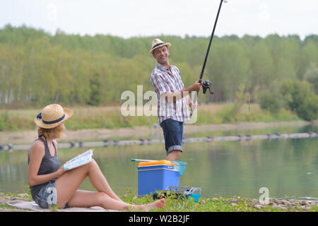 Paar im See angeln und Picknick Stockfoto