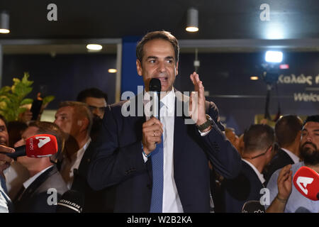 Athen, Griechenland. 7. Apr 2019. Die neue Demokratie Führer Kyriakos Mitsotakis grüßt Anhänger am Sitz der Partei nach seinem Sieg bei den Parlamentswahlen in Athen, Griechenland. Credit: Nicolas Koutsokostas/Alamy Stock Foto. Stockfoto