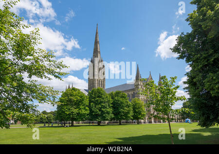 Klassische Ansicht der Kathedrale von Salisbury, einem ikonischen Monument, ein Meisterwerk der Gotik mit dem höchsten Turm, Salisbury, eine Stadt in Wiltshire, England, Großbritannien Stockfoto