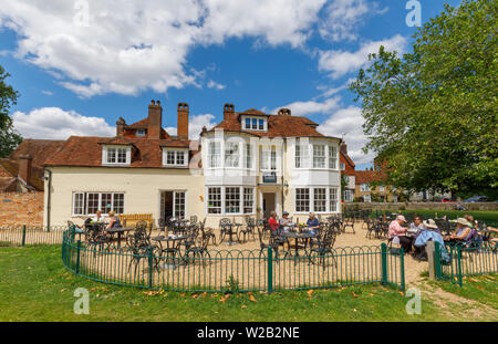 Der Glockenturm, kleinen, traditionellen Kaffee Zimmer mit Tischen in der Kathedrale von Salisbury, der Kathedrale von Salisbury, eine Stadt in Wiltshire, Großbritannien Stockfoto