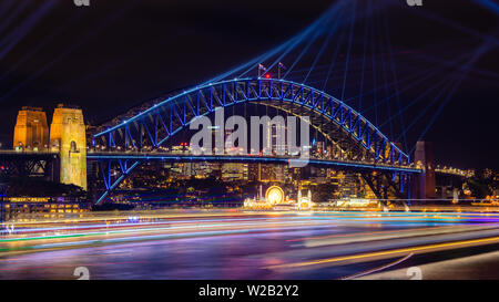 Sydney, Australien - 15. Juni 2019: die Sydney Harbour Bridge und der Sydney Harbour mit bunten Lichtern an der lebendigen Festival lit Stockfoto