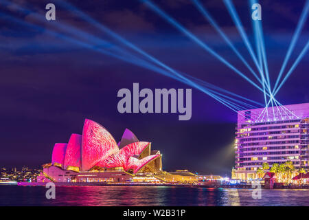 Sydney, Australien - 15. Juni 2019: Sydney Opera House Segel in Farbe leuchtet am Vivid Light Festival unter hellem Display Stockfoto