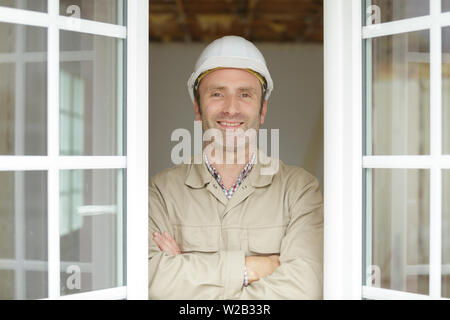 Portrait von Fenster Monteur durch Neue doppelverglaste Fenster Stockfoto