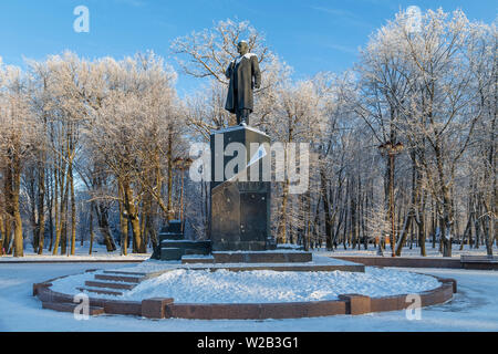 NOVGOROD, Russland - 10. Januar 2016: Das Denkmal für Wladimir Uljanov - Lenin in der Nähe der Nowgoroder Kreml. Russland Stockfoto