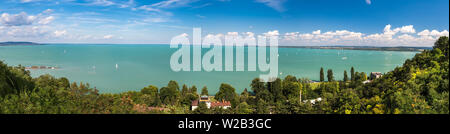 Panoramablick auf den Balaton von der Aussichtsplattform an der Abtei Tihany. Ungarn Stockfoto