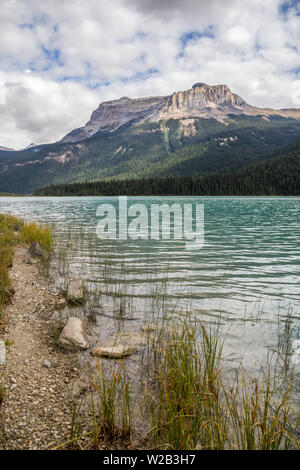 Wapta Berg steht hoch über dem klaren, türkisblauen Wasser der Emerald Lake, Yoho National Park, BC Stockfoto