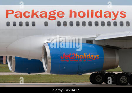 Das Logo von Jet2 Urlaub ist eindeutig auf der Seite der ein Ansaugrohr am Flughafen Manchester, UK gesehen. Stockfoto