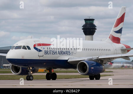 Einen British Airways Taxis auf der Start- und Landebahn am Flughafen Manchester, UK. Stockfoto