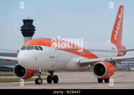 Eine Easyjet Airbus A320-200 Taxis auf der Start- und Landebahn am Flughafen Manchester, UK. Stockfoto