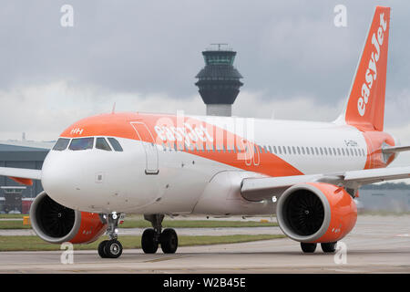 Eine Easyjet Airbus A320-200 Taxis auf der Start- und Landebahn am Flughafen Manchester, UK. Stockfoto