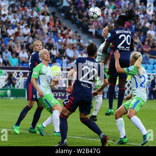 Kiew, Ukraine - 24. MAI 2018: Olympique Lyonnais (in Blau) und VFL Wolfsburg (in Grün), die Spieler kämpfen für eine Kugel während der UEFA Champions L Stockfoto