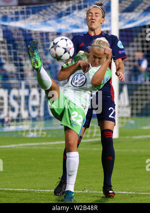 Kiew, Ukraine - Mai 24, 2018: Pernille Harder vom VFL Wolfsburg (L) kämpft für eine Kugel mit Lucy Bronze von Olympique Lyonnais während der UEFA Women's Stockfoto