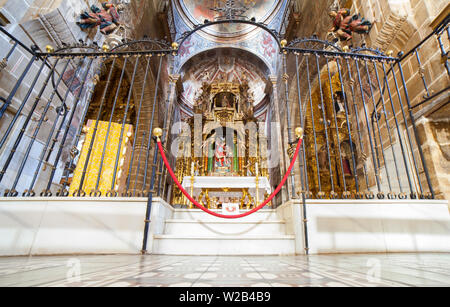 Jerez de los Caballeros, Spanien - 15. April 2019: Archpriestal Kirche von San Miguel Arcangel, Jerez de los Caballeros, Spanien. Altarbild Stockfoto