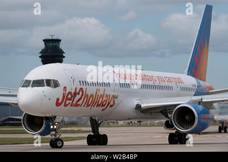 Ein Jet2 Urlaub Boeing 757-23 N Taxis auf der Start- und Landebahn am Flughafen Manchester, UK. Stockfoto