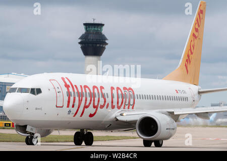 Ein Pegasus Airlines Boeing 737-800 Taxis auf der Start- und Landebahn am Flughafen Manchester, UK. Stockfoto