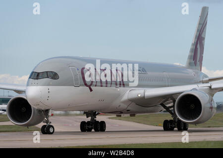 Ein Qatar Airways Airbus A350 Taxis auf der Start- und Landebahn am Flughafen Manchester, UK. Stockfoto