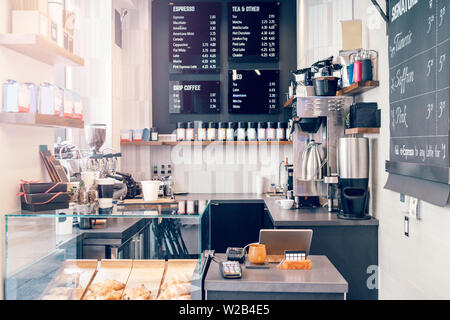 Interior Design Details von leeren moderne Coffee Shop Restaurant tagsüber. Kleine lokale Unternehmen. Umwelt Arbeitsplatz von Essen und Trinken Getränke server. Stockfoto