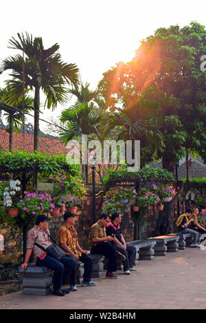 Hanoi, Vietnam - am 31. März 2019: Leute, die auf Bänken rund um die Bank von Hoan Kiem, im Zentrum der Hauptstadt Hanoi. Stockfoto